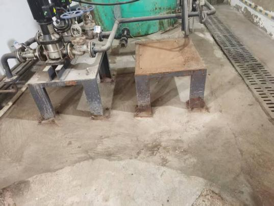 飛灰螯合泵房設(shè)備整改前.png 飛灰螯合泵房設(shè)備整改前.png